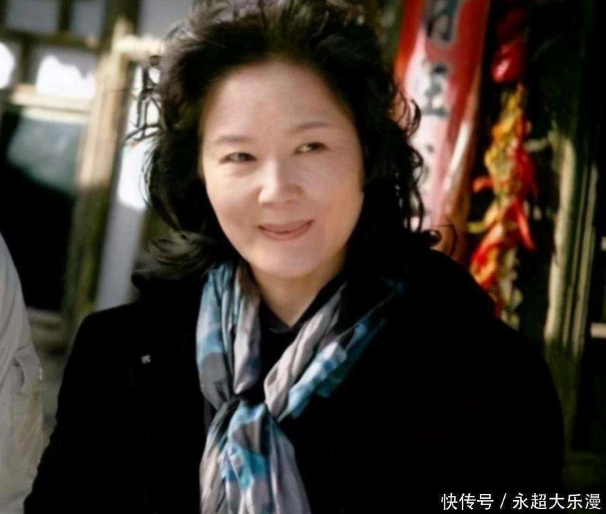 她是国家一级演员,离婚20多年和前夫住门对门,还参加前婆婆葬礼