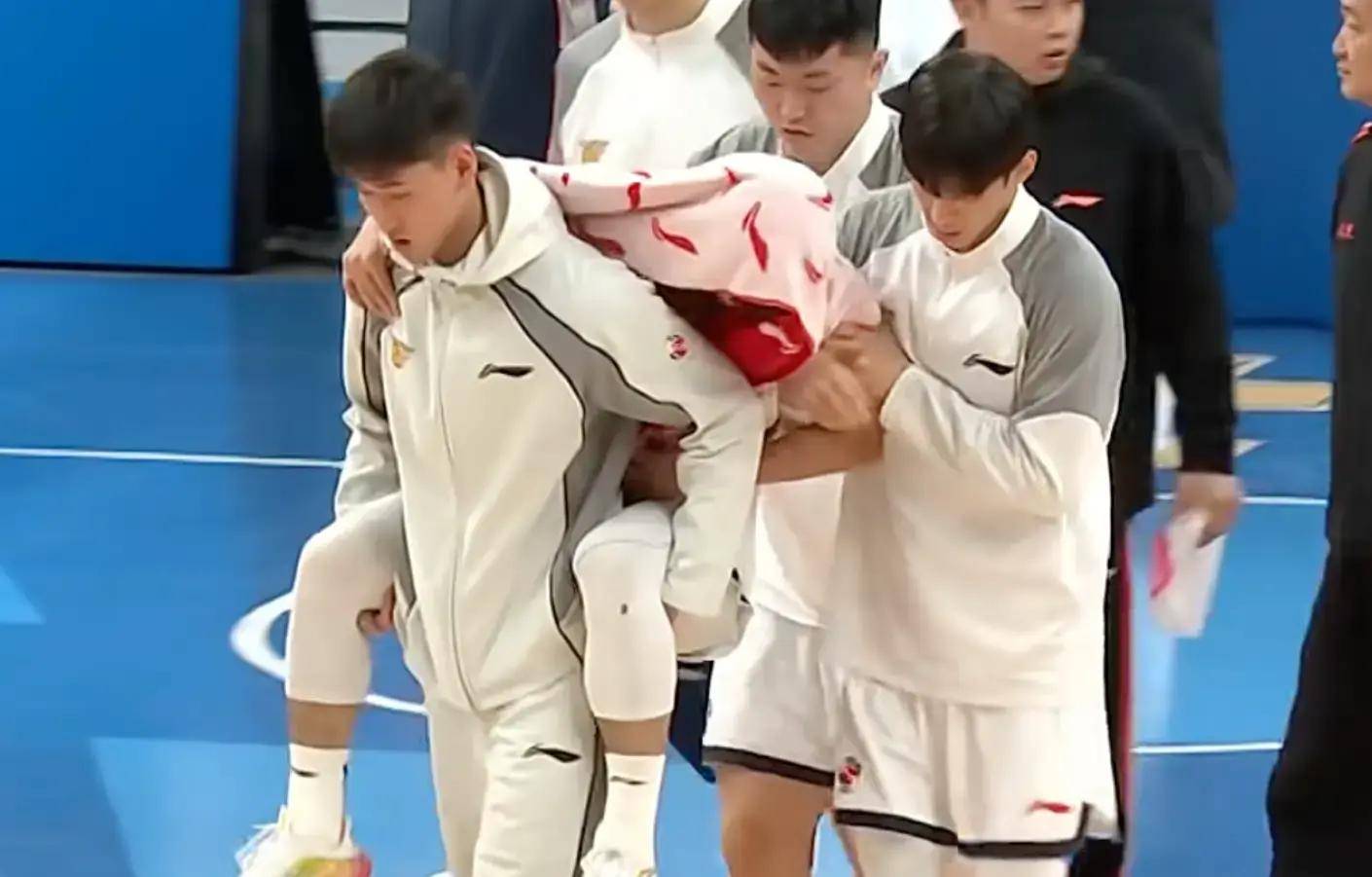 突发意外！周琦摔倒撞徐杰致其退场，缺他广东队后续比赛或添乱