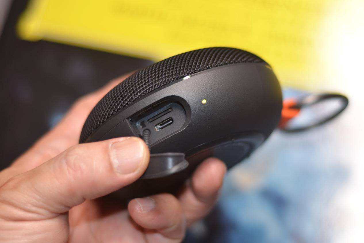 灵动黑橙撞色，可拆卸金属挂扣，新年就送这个REDMI 2蓝牙音箱