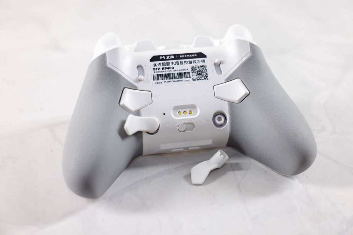 手感出色，AI加持功能更强，北通鲲鹏40御铠白游戏手柄体验