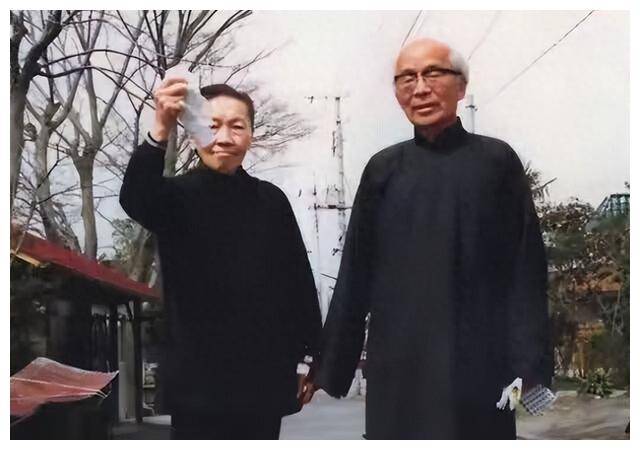 70年代,佘爱珍和胡兰成合影,二人虽年事已高,但依旧精气神十足