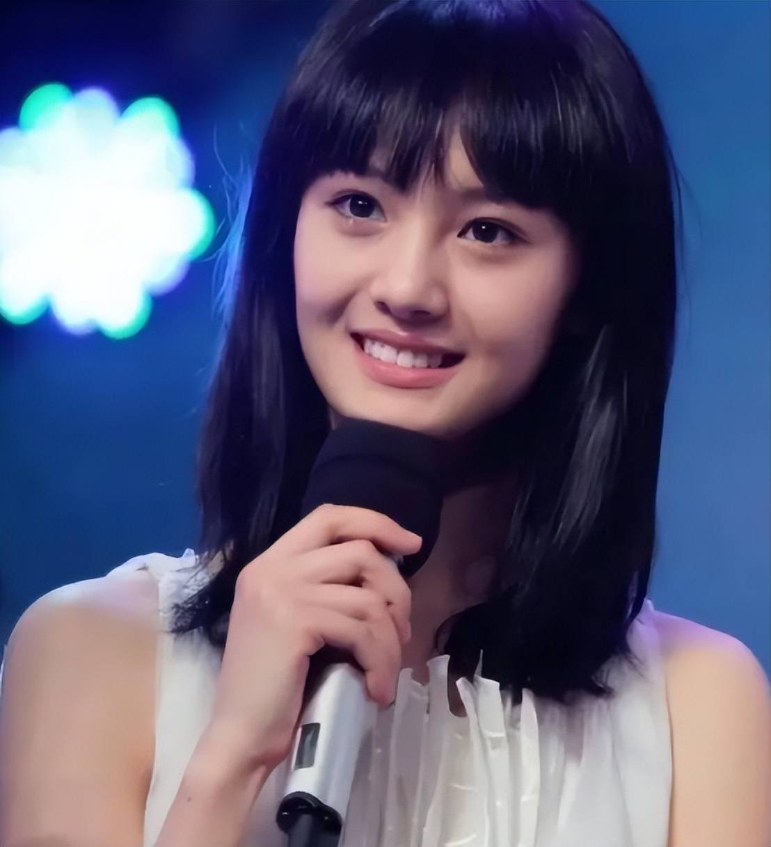 35岁郑爽近照曝光!脸部又僵又肿网友直呼认不出,彻底成了素人