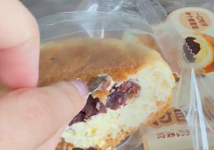 山姆再现食品安全问题:消费者发现面包中有疑似刀片状异物(图2)