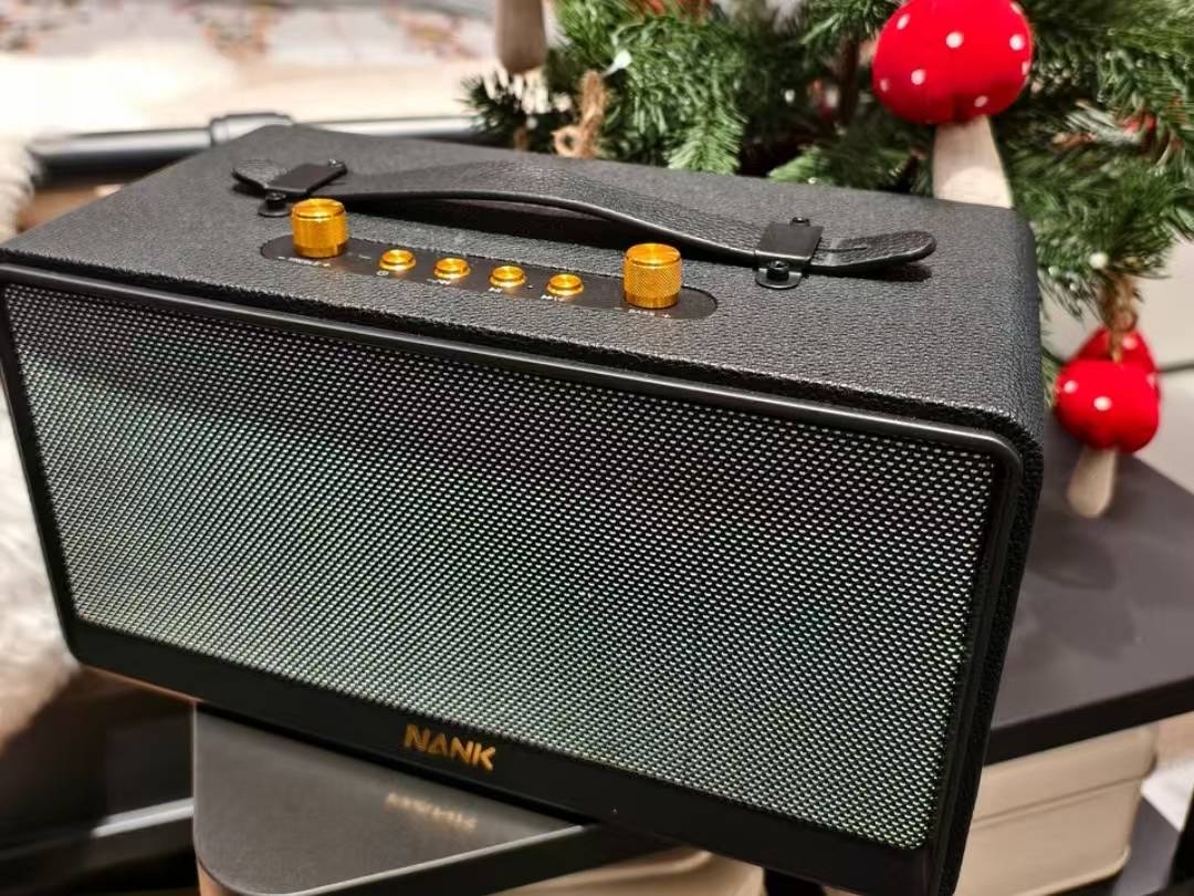 送礼送什么显高档又实用?这款复古蓝牙音箱简直不要太合适,皮质外壳,档次瞬间提升!