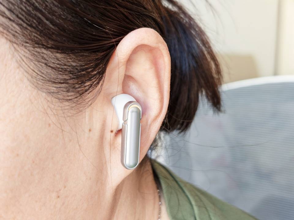 地铁里的弦月：这副耳机如何用东方美学，治愈了我的通勤焦虑！