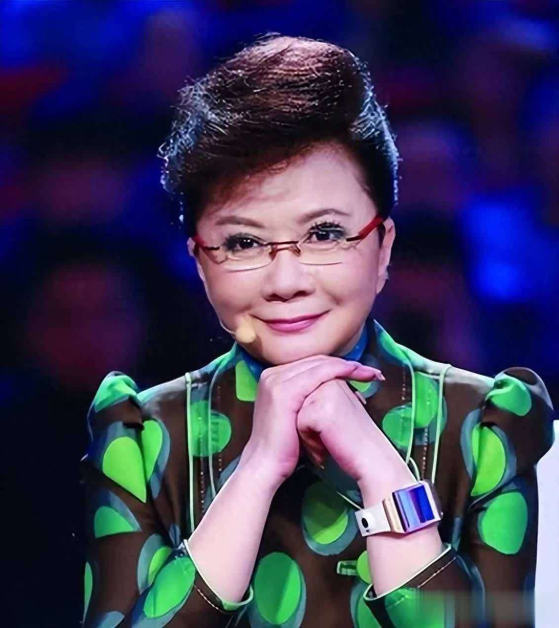 64岁蔡明现身春晚彩排,背后藏着怎样的故事?