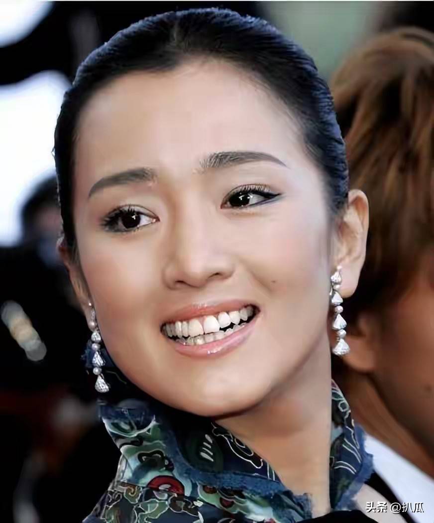 这一夜,全程冷脸,穿蓬蓬裙的巩俐,让所有人见识了她的江湖地位