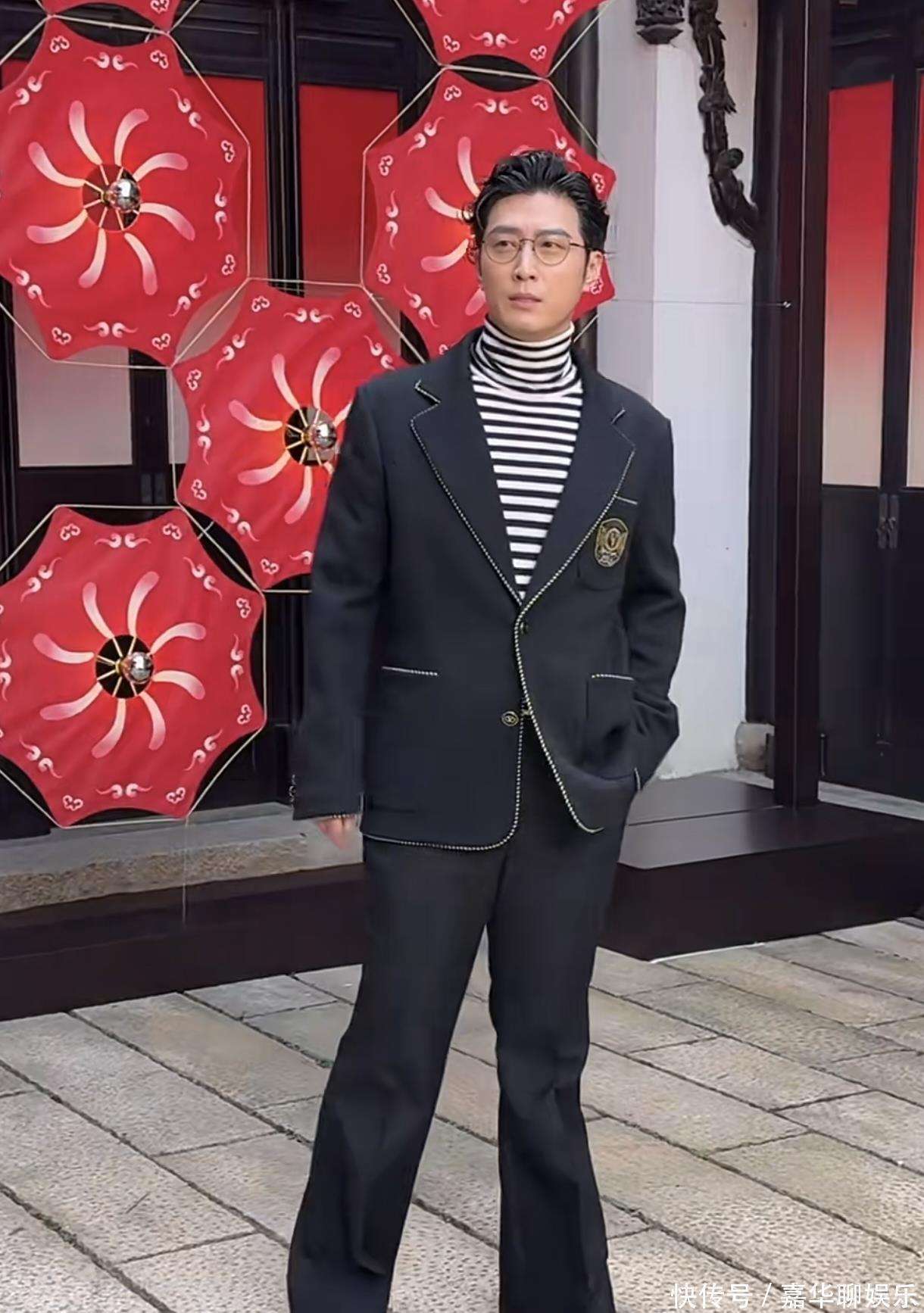 窦骁何超莲出席活动两人无对视何超莲始终冷着脸看着太尴尬了