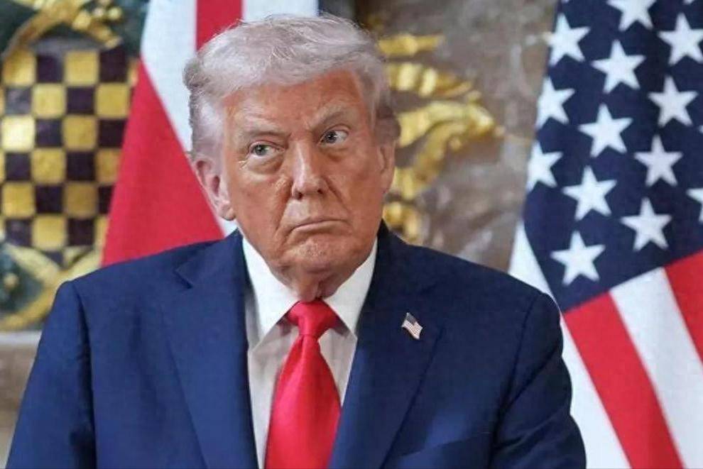 欧洲被得罪光，特朗普竟紧急转向，两度对华低头，到底发生了什么