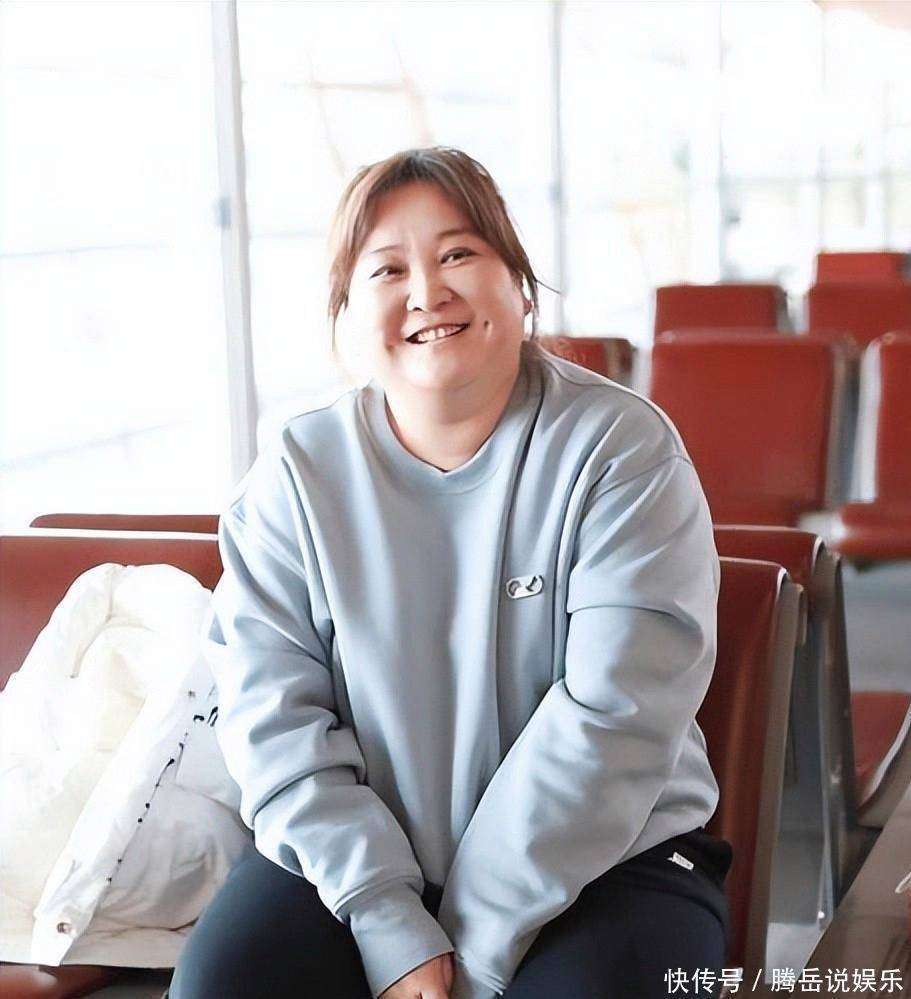 贾玲出发米兰时装周!脸肥肩宽目测复胖130斤,皮肤白嫩