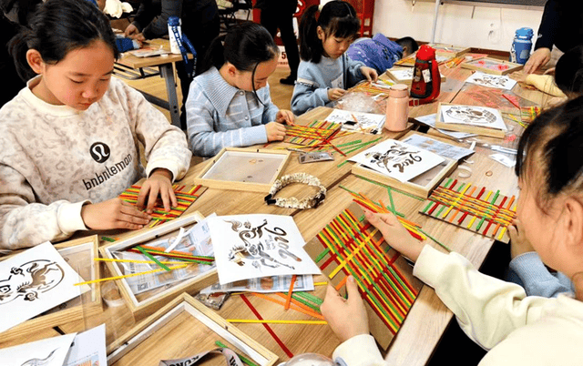 指尖非遗韵 亲子共传承——老军营小区第二社区亲子非遗竹编画手工体验活动