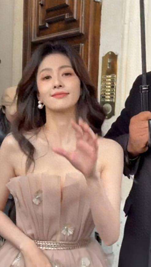 原创            白鹿出发录综艺，穿十厘米洞洞鞋裤腿拖地，路边拽衣超随性