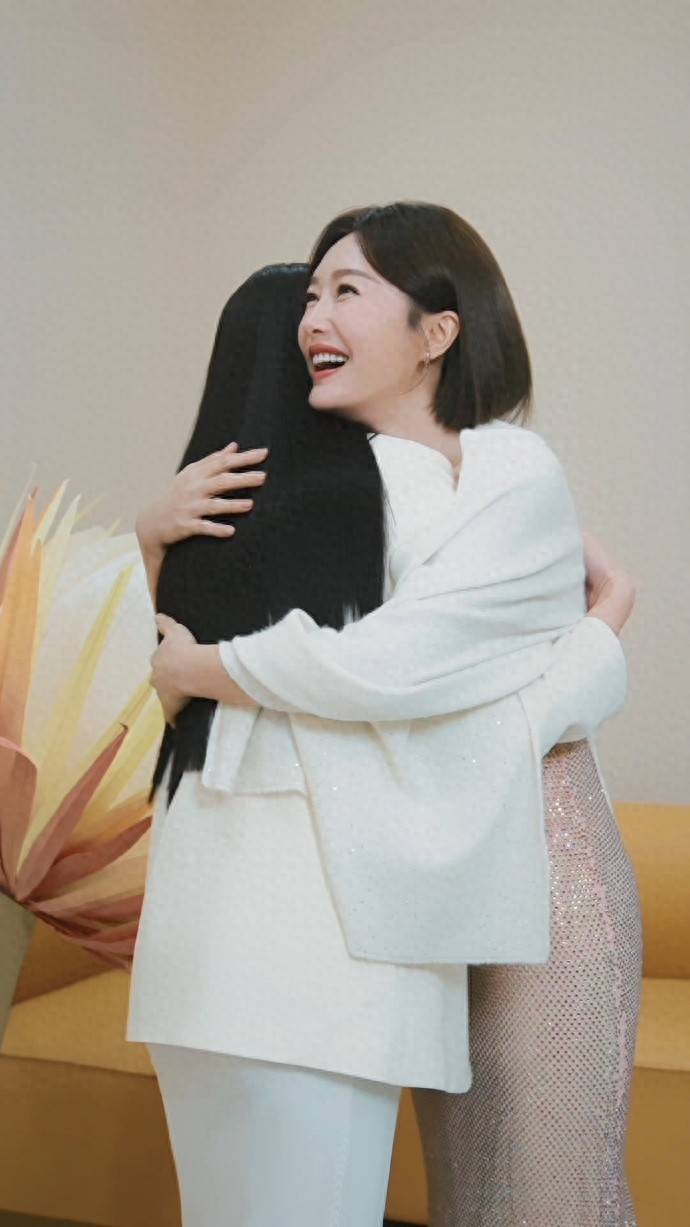 内娱反雌竞天花板！白鹿秦岚拥抱送别，网友：这波贴贴我能看十遍