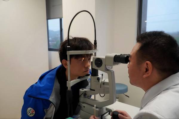  前沿科技助力绿茵赛场，爱尔眼科为湘超冠军开启“高清视界”(图2)