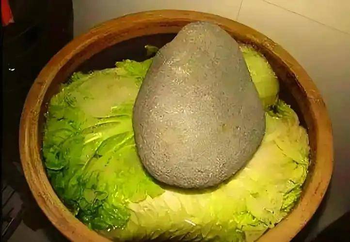 憋屈的国宝：用七千斤名玉打造，被当咸菜缸，装了300年咸菜