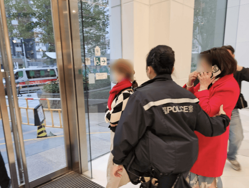 两男两女在香港一银行要求提款100亿美元……