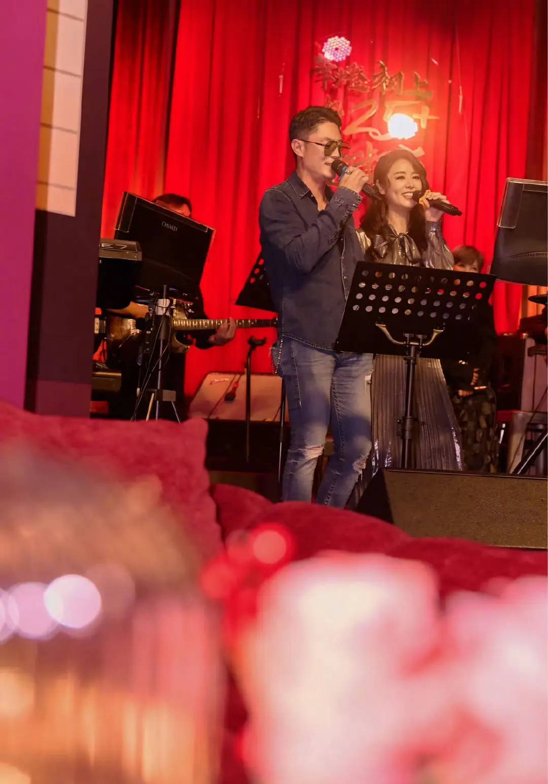 林心如穿银缎长裙办派对庆生 与霍建华亲密合唱甜度拉满