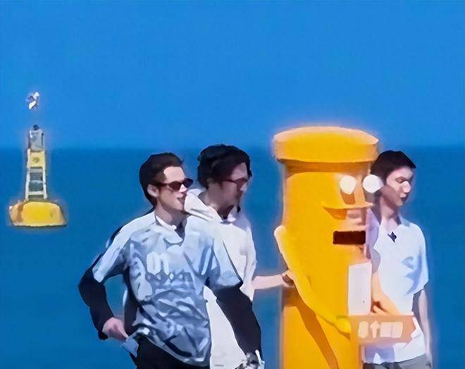 原创            何炅首度上《亲爱的客栈》，热情拥抱谭松韵，为王鹤棣撑场好感动