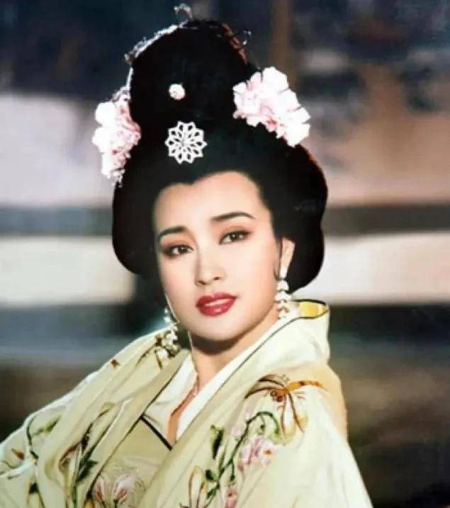 原创            75岁刘晓庆霸气回怼8个男友传言！喊话男人锻炼身体，不要叫她庆奶