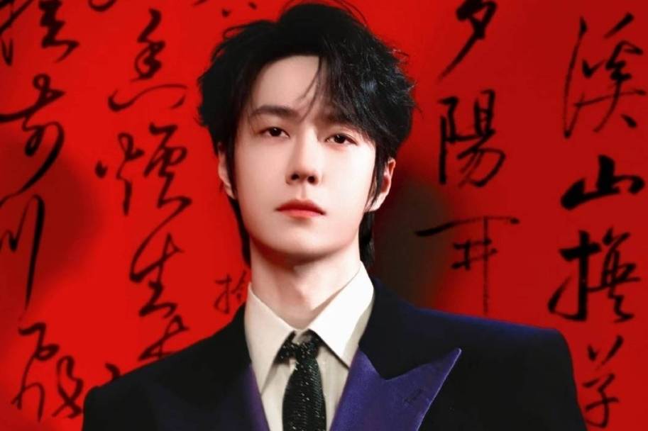 王一博春晚采访“甜度超标”:主持人“逗娃”式互动解锁反差萌名场面_瞬间_王甜甜_观众