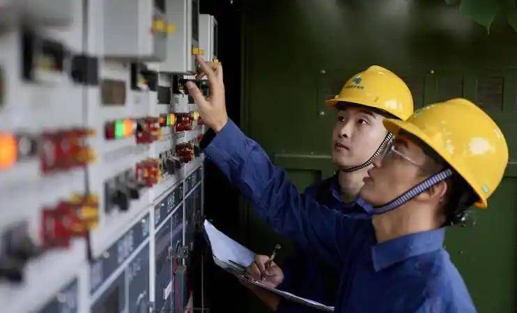 马斯克再次拉响警报:旧世界仅剩5年窗口期,中国握有的王牌并非芯片,而是电