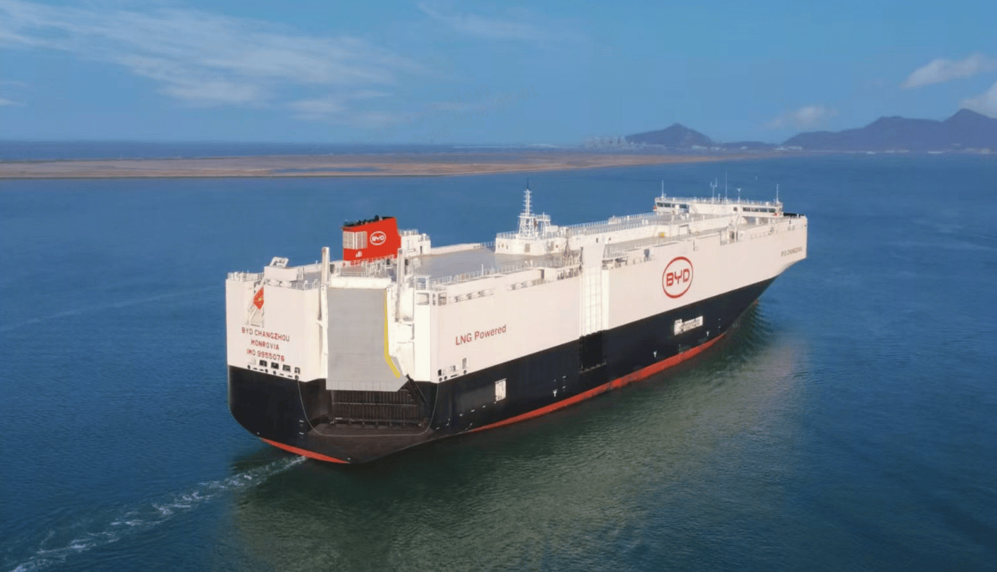 从中国冠军到世界冠军！比亚迪2025年销量霸榜，智驾实力再添翼