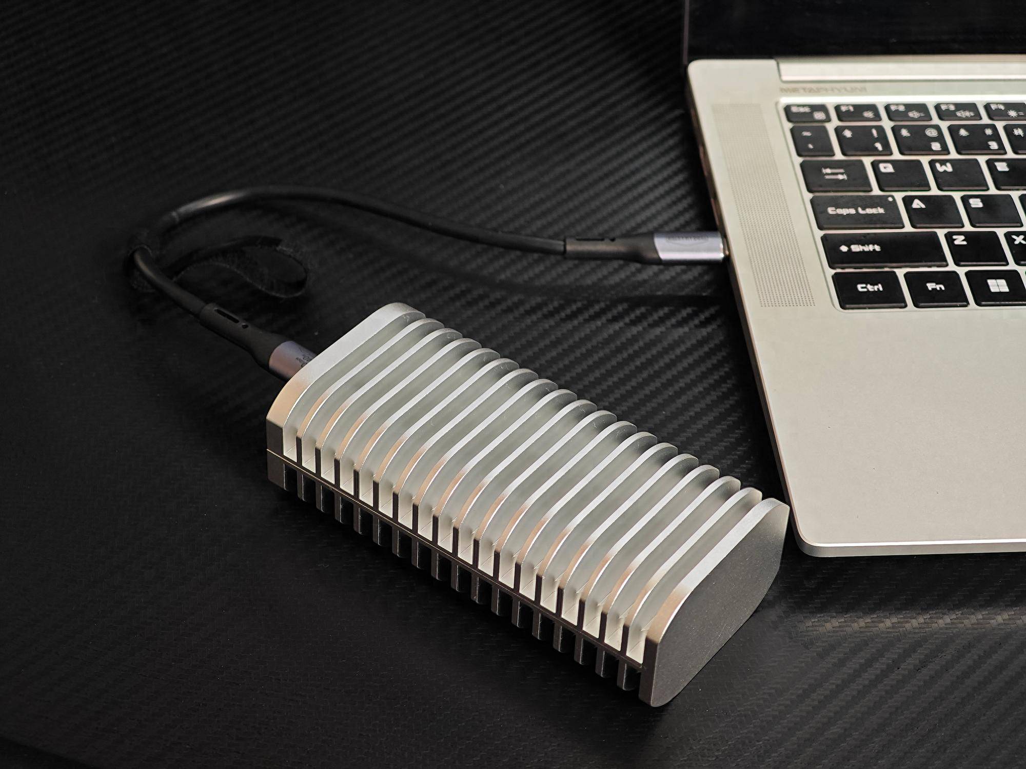 80Gbps疾速狂奔，铁威马D1 SSD Pro雷电5硬盘盒实测分享！