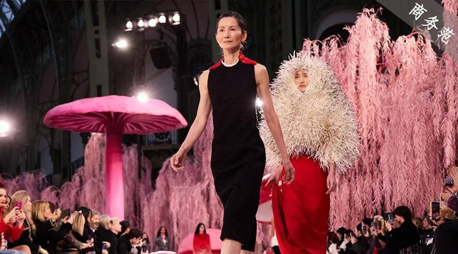 60岁香港阿姐惊艳香奈儿大秀！7个女儿、6块腹肌、56岁出道，追梦永远不嫌晚！