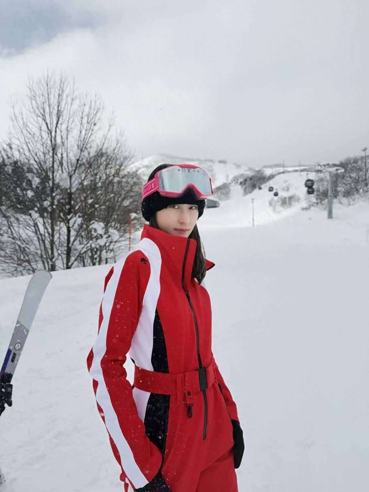 何超莲晒最新写真，曝光自己的滑雪状态