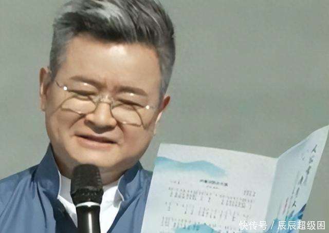 他是央视知名主持人，31岁因一句话离央视赴美国，如今51岁怎样了