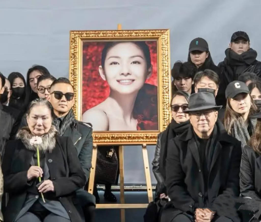 原创            玥儿最新露面照，穿黑衣缅怀妈妈表情哀伤严肃，原来她什么都明白