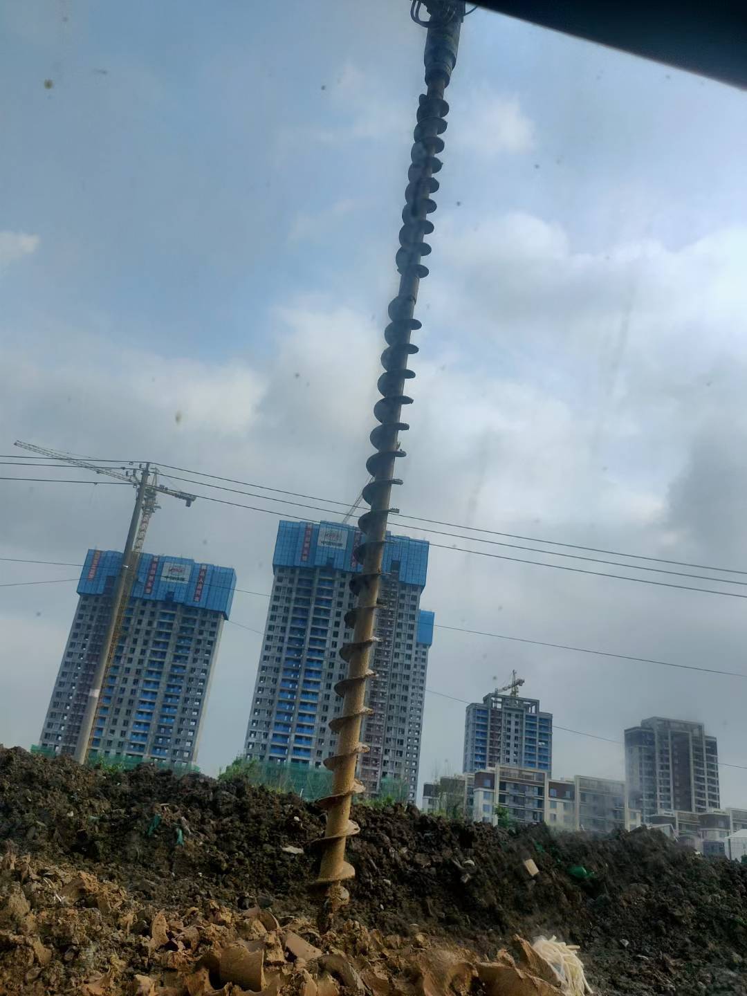 管钻机工作原理（钢板桩引孔钻机操作）管板钻床，真没想到，