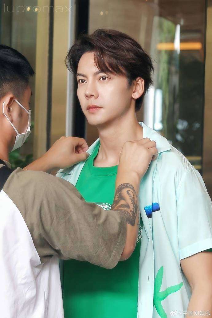 明星认亲版胡萝卜纸巾：陈伟霆认错亲戚触发年货消失惩罚