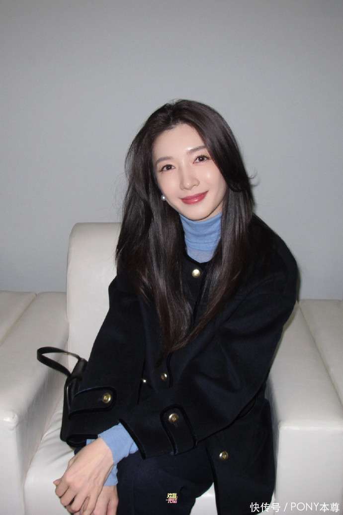 原创            江疏影2套穿搭美回颜值巅峰！穿黑色夹克搭蓝色高领衫优雅端庄！