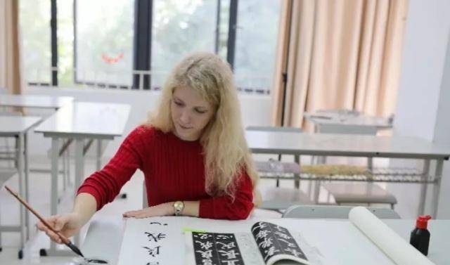 中国小伙娶24岁外国长腿妹子，教她书法，技压群雄拿一等奖？