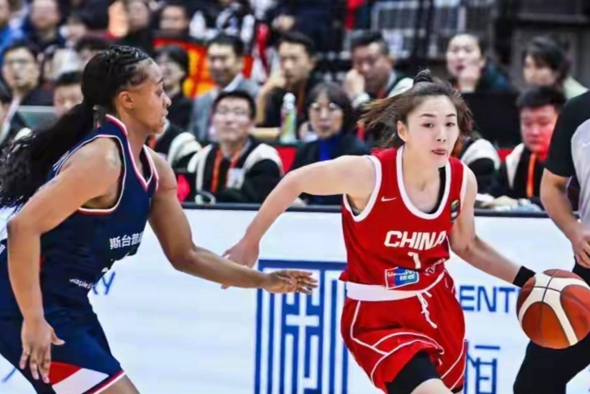 中国女篮119:74战胜国际女篮联队