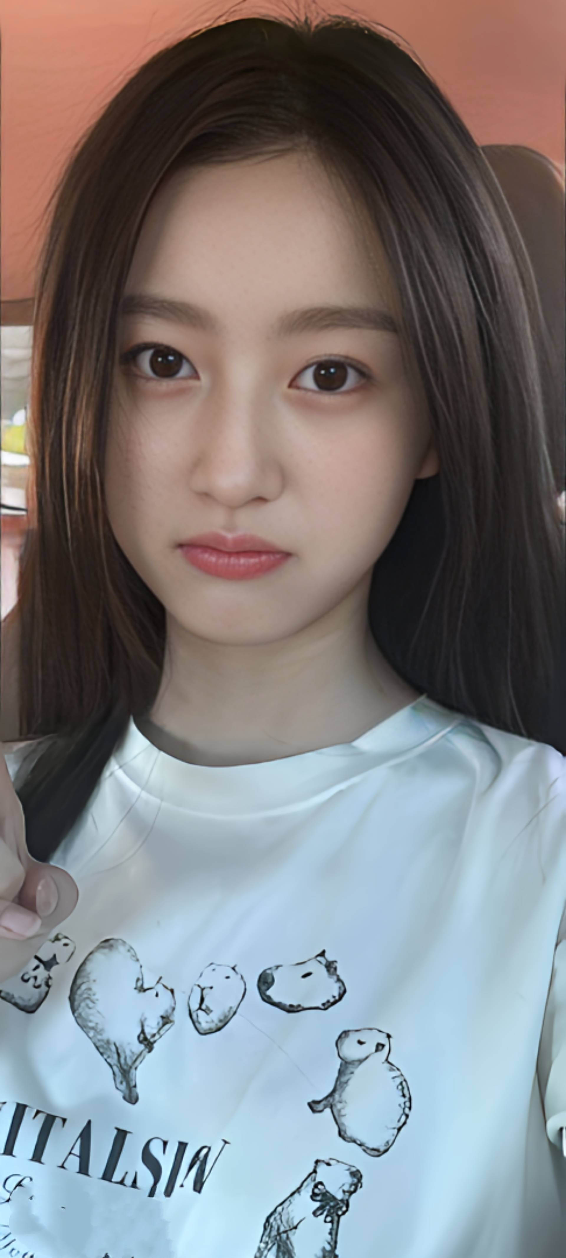 当年那个让王一博挪不开眼的小女孩,如今胸以下全是腿,谁顶得住