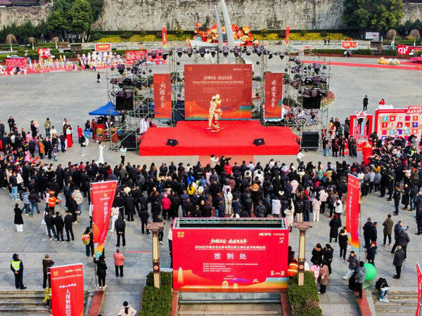巴中市“灯耀米仓·非遗贺马年”新春米仓集市圆满开市 赋能民生添年味 品牌引领促发展 