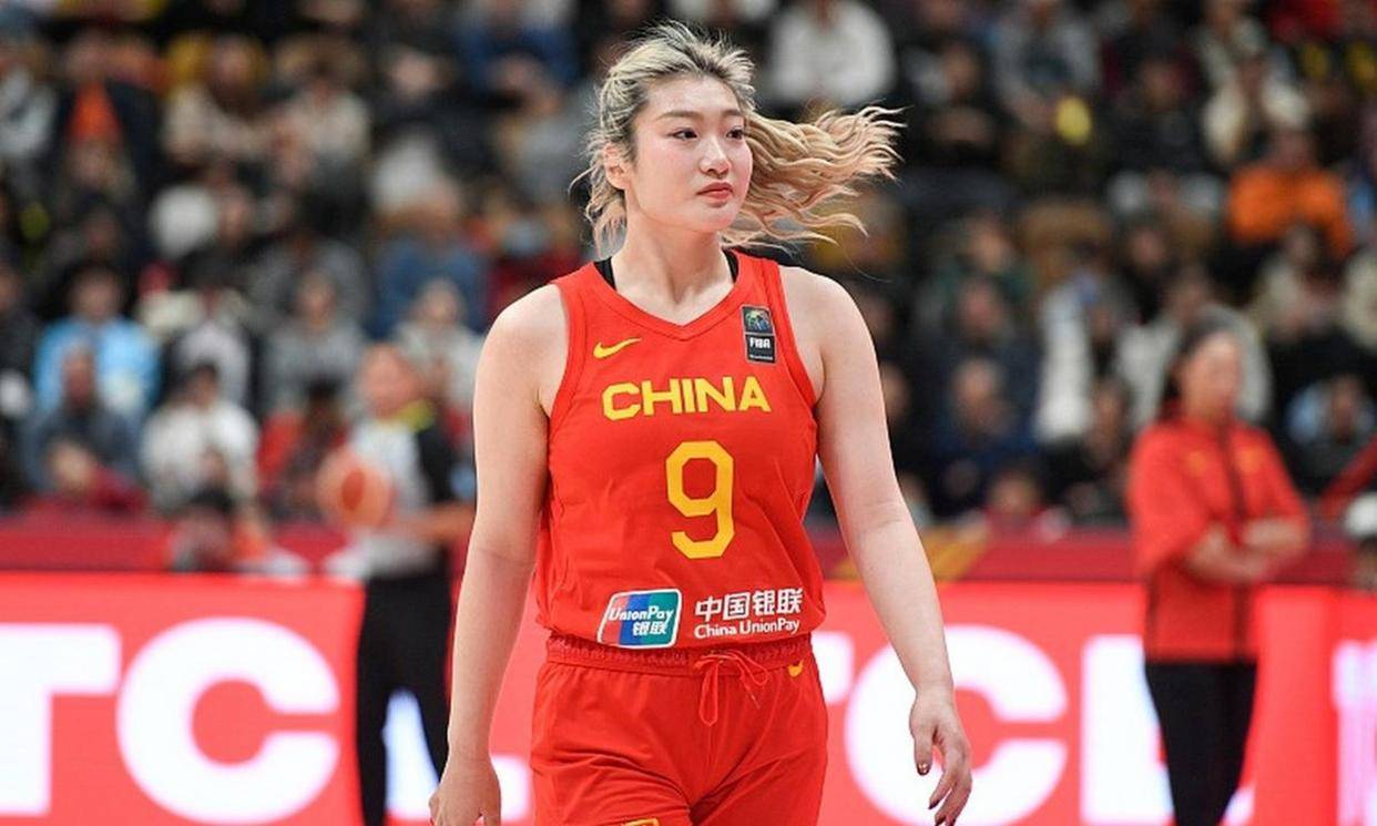 13投1中，李梦的200万美金年薪，成了令人质疑的包袱，她曾是女篮最硬的解锁者，却因伤病状态下滑难续约