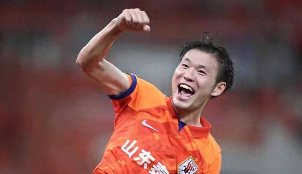 反转！成都蓉城济南挖人真相曝光，目标非国脚李源一，苗原一语道破天机，泰山球迷虚惊一场！