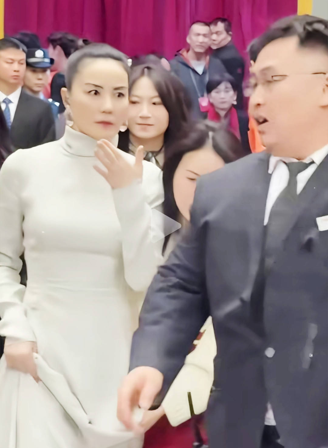 王菲再次引领春晚时尚3000元耳钉配老君眉只有时尚女王可驾驭