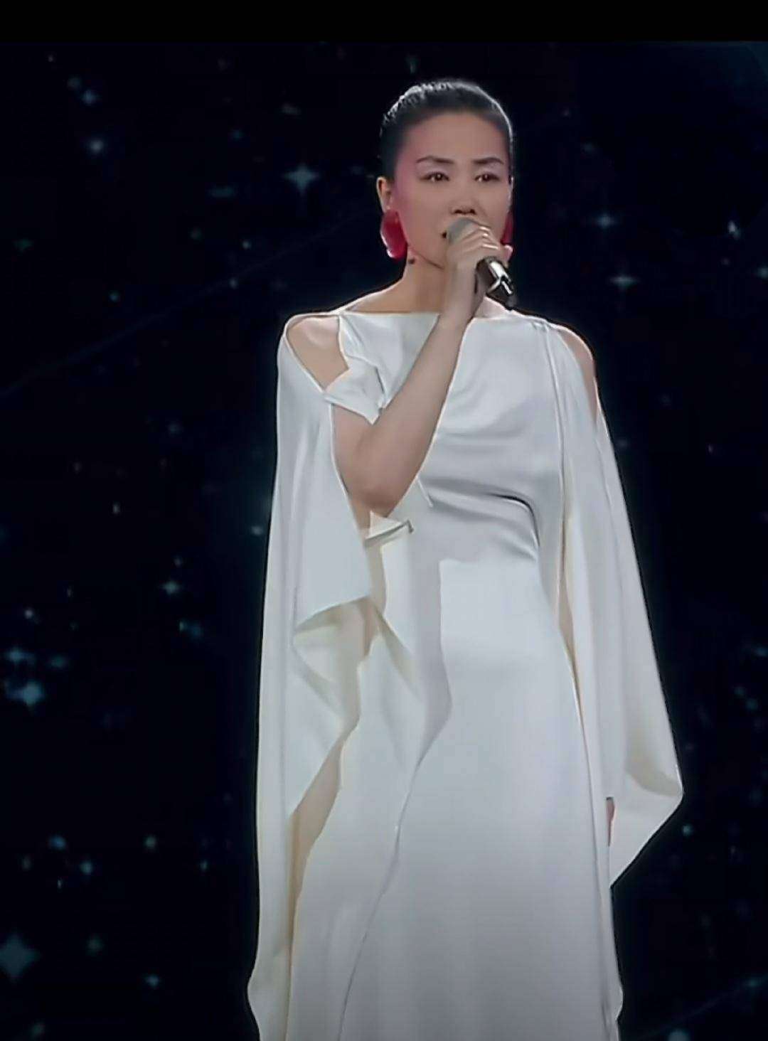 王菲春晚零改编翻唱冷门歌曲18字歌名精简引全网泪崩