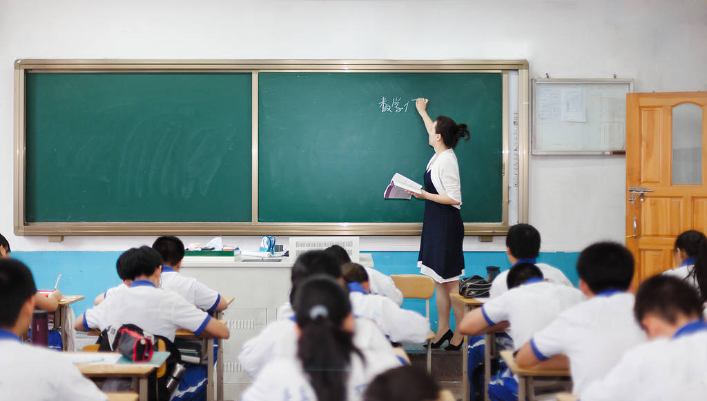 教师报考其他单位遭开除，民办校的留人方式太霸道
