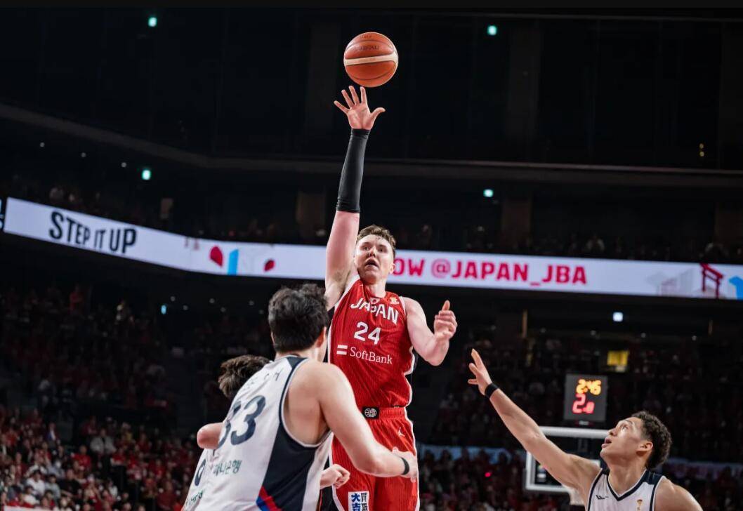 霍金斯出战24+8助日本击败韩国 李贤重空砍28+11