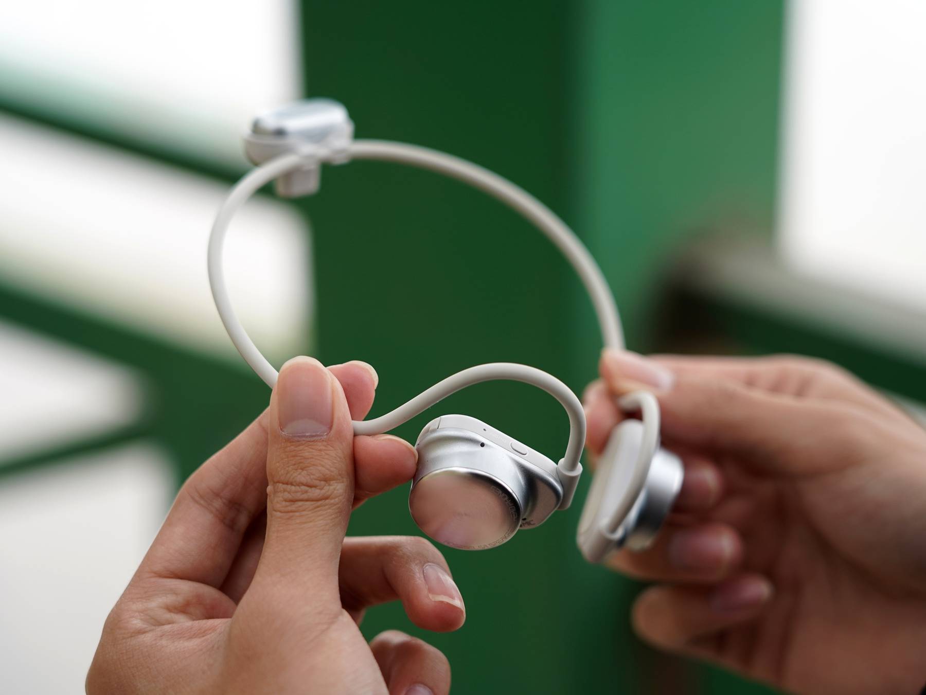 耳挂式智能音箱+可拆卸麦克风？弱水时砂SpeakFeel玩法有点多