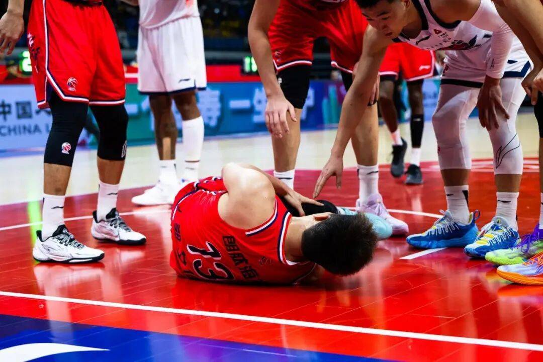 超巨赛季报销！易建联接班人横空出世，广东队再不出手就晚了