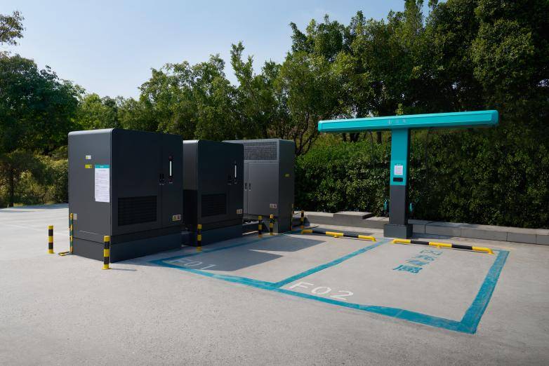 比亚迪发布第二代刀片电池及闪充技术，引领新能源汽车迈入闪充时代