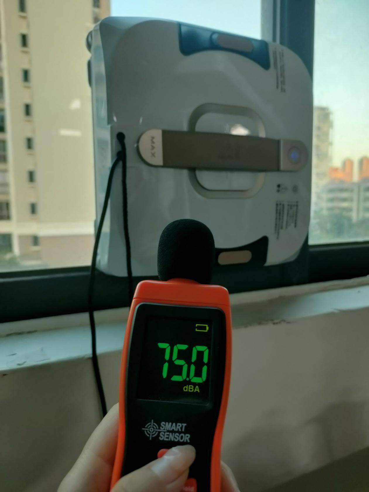 擦窗机器人横评：玻妞388好用吗？希亦W1、小狗W7百元到千元级实测对比