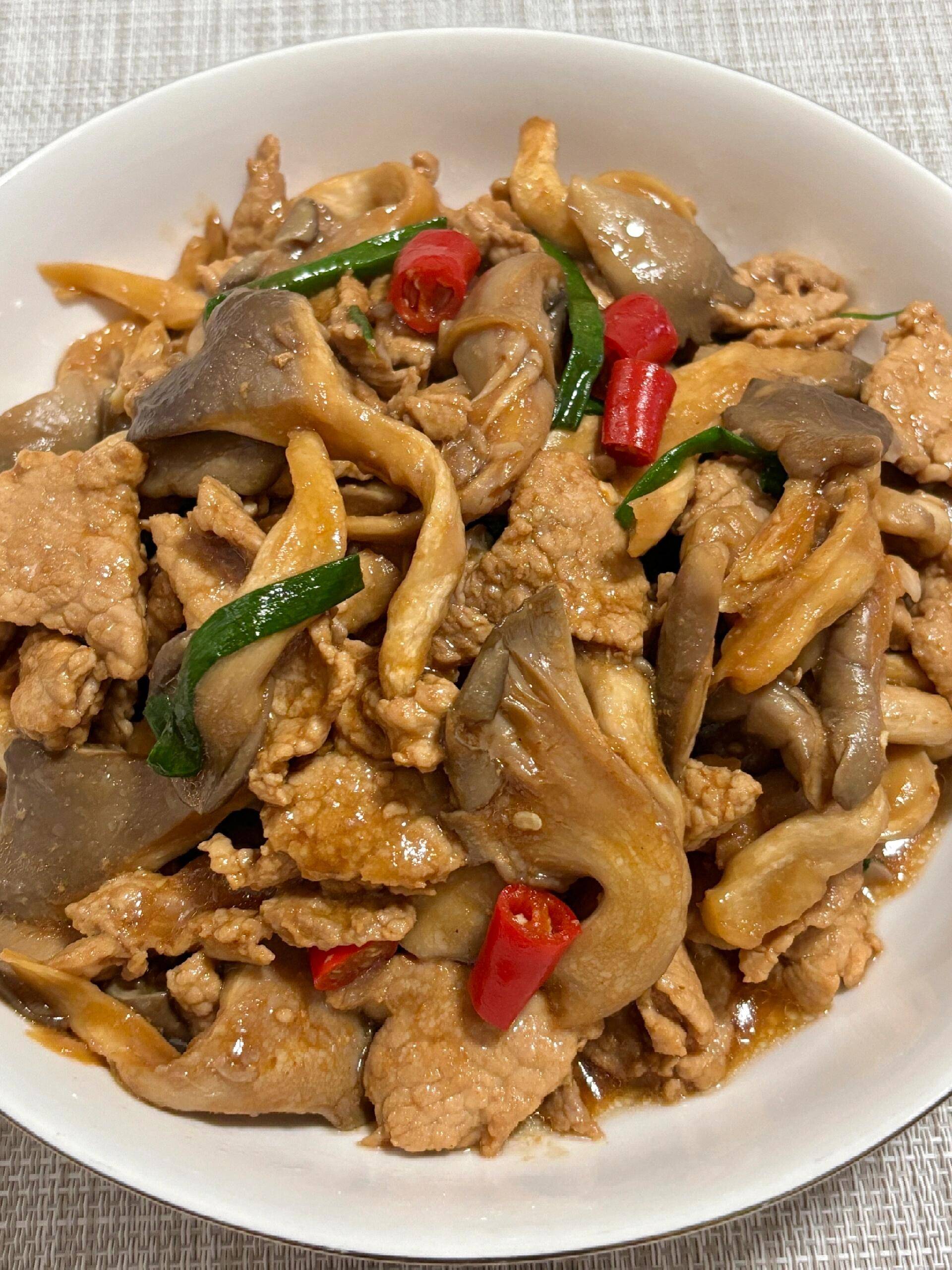 肉片嫩滑平菇鲜美真的泰下饭了