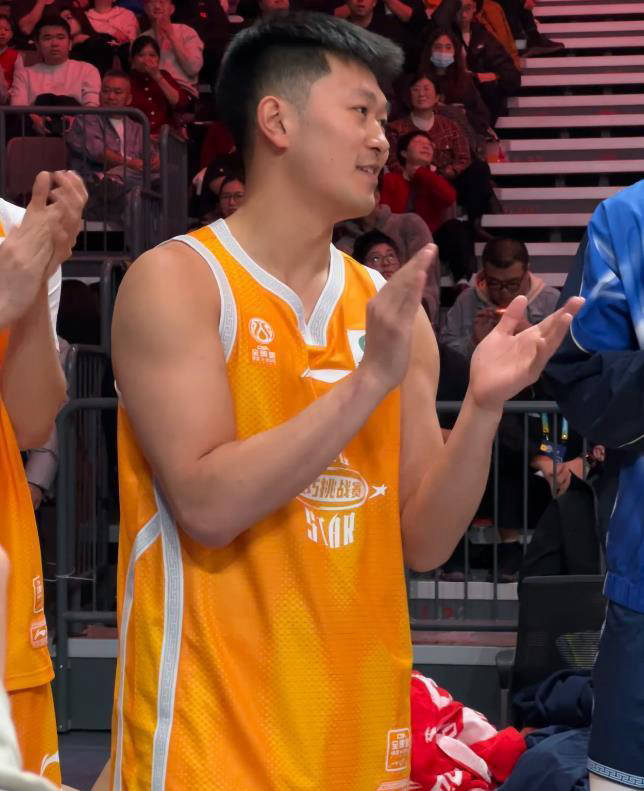 徐杰荣膺票王MVP，张鼎岩2米26飞跃徐昕，三扣满分震撼全明星赛观感